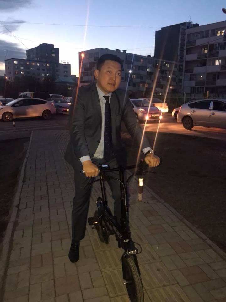 За цаадуул чинь эхнээсээ дугуй унаад эхэлсэн байна шүү! Амь амиа бодоорой дарга нар түгжрэлийг шийдэхгүй гэж бх шиг бн