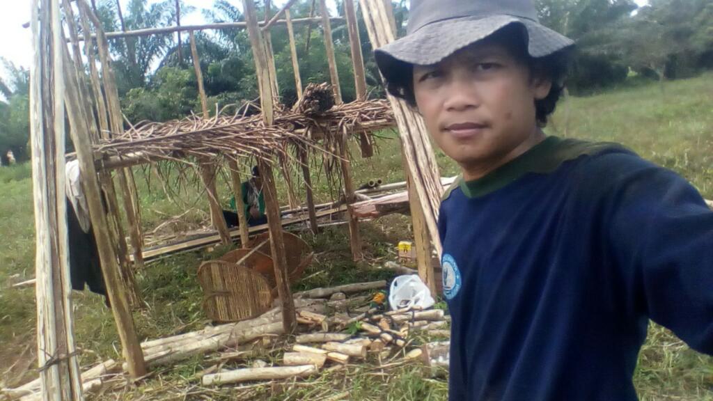 MkamranO9's tweet photo. Ponduk BARU yg ke 3x nya,,di bekas PERCONTUHAN  gabungan klompuk TANI Dulu yg skarang jadi KEBUN dan BISA TANAM PADI https://t.co/1quXSi02Lj
