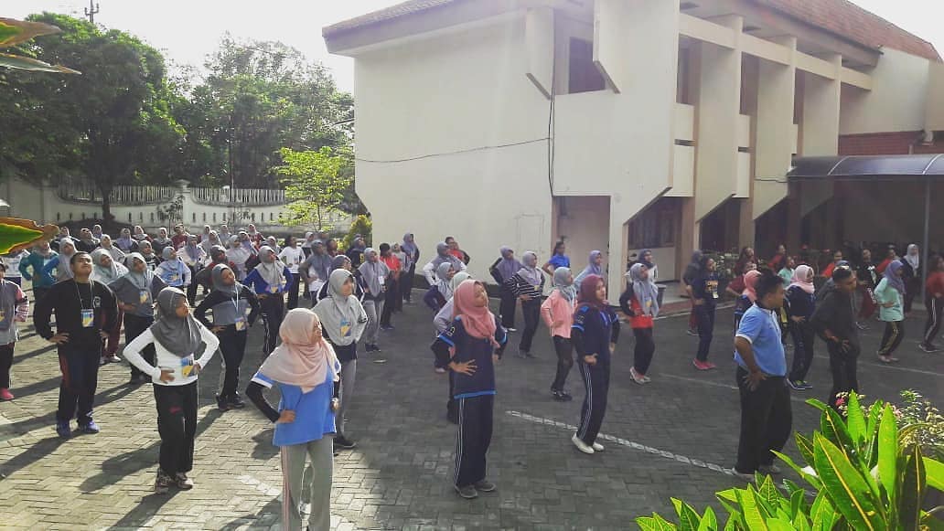 UM_1954's tweet photo. Selamat malam, #CivitasUM! π
beralih ke Fakultas lain, kali ini FIK UM menyelenggarakan Basic Training of Public Health pada Minggu (23/9) yang dihadiri oleh Maba Kesmas UM 2018. Tentu saja, untuk meningkatkan kebugaran tubuh. Seru bukan? ππ
#FIKUM #KesmasUM #MabaUM https://t.co/FFtFwSDUwZ