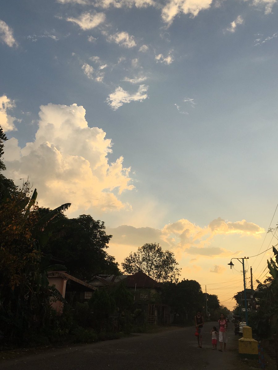 pinyaapple's tweet photo. sunset sa labas ng bahay ๐๐
๐
#walangfilter https://t.co/m1XQY7lLb2