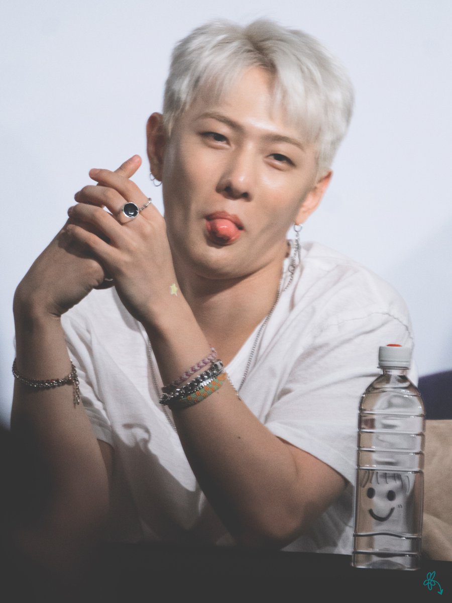 Freesia0103's tweet photo. 180921 iKON fansigning event in TAIPEI

The cutest boy in my world.😛💕💓

@D_dong_ii 
#동혁 #김동혁 #DK #Donghyuk #아이콘 #iKON https://t.co/mGehf4wBSD