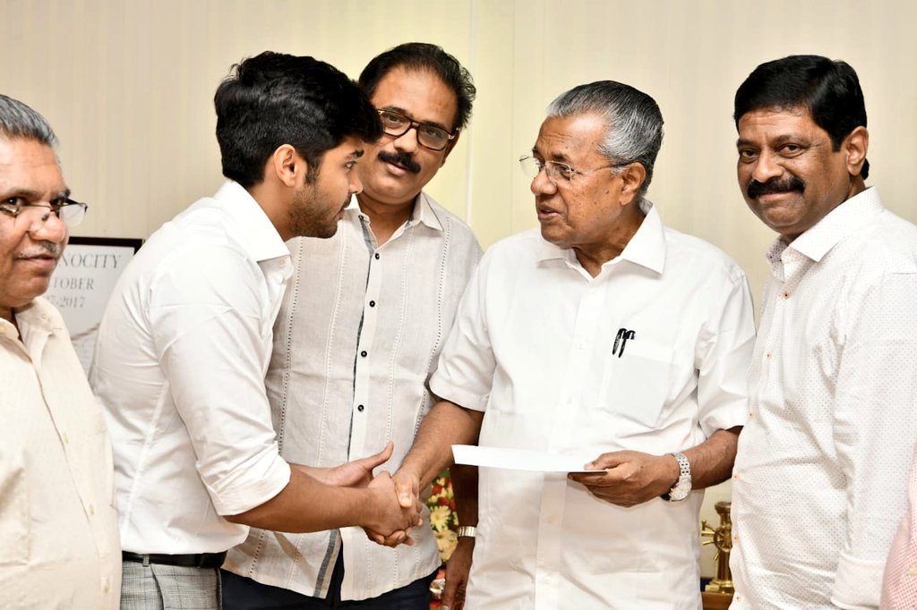 UniversalKing23's tweet photo. #DhruvVikram donated his first Movie ( #Varma) remuneration to Kerala CM distress relief fund today. Varma Producer @e4echennai @sooriaruna @chiyaanCVF @sri50 @cinemapayyan @LMKMovieManiac @itisprashanth
#ChiyaanVikram
#VarmaTeaser
#VarmaPressMeet
#VarmaFirstLook https://t.co/wtk1Jc1Ej2