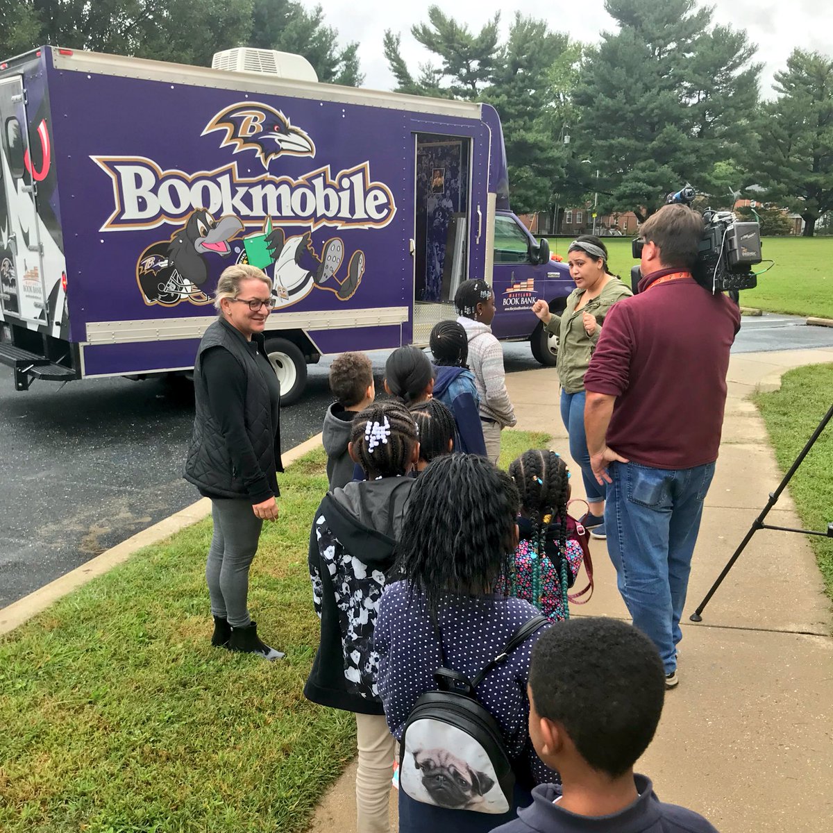 MikeSchuhTV's tweet photo. 3rd graders from Glenmount Elementary getting aboard the #Ravens Bookmobile. Each will choose a book to take home to keep. CB #BrandonCarrβs foundation bought 2000 books to stock it today. https://t.co/8GOAAGxhT5