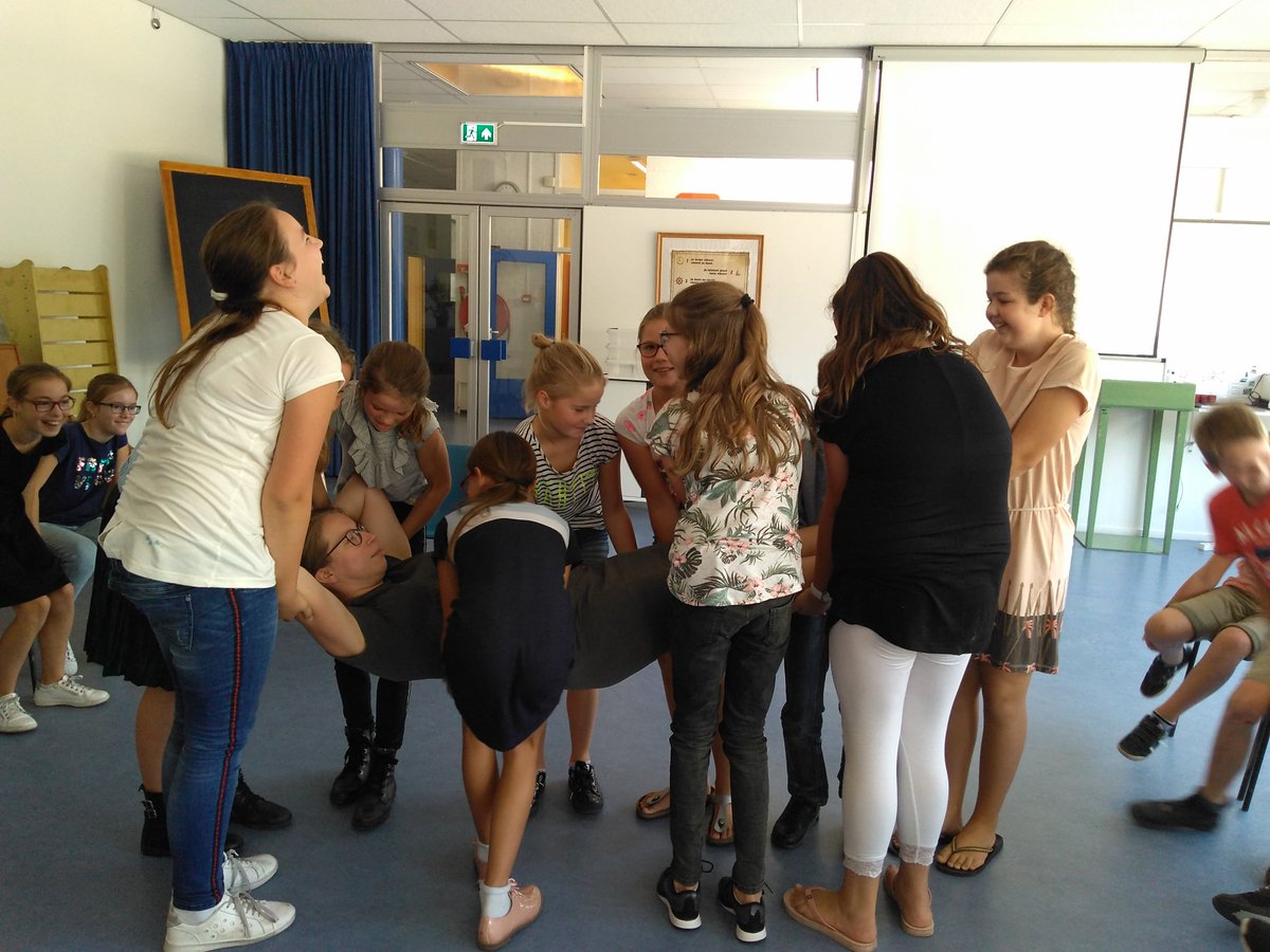 Mogen we echt samen de juf optillen!? De leerlingen van de Willem van Oranje school in <a href="/gem_zaltbommel/">Gemeente Zaltbommel</a> hebben les over 'elkaar vertrouwen'. Een top les van een top juf in de week van de positieve gezondheid bommelerwaard <a href="/Kanjertraining/">Kanjertraining</a> <a href="/gezondeschool/">Gezonde school</a>