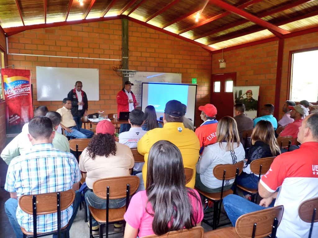 ENCafe_SA's tweet photo. El pasado #21Sep el presidente de @corporacioncafe participó en el Encuentro Nacional de Voceros Cafetaleros en la UPS Argimiro Gabaldón,  Boconó, Edo. #Trujillo  

@CafeVenezuelaSA 
@MinPPAPT 
@wcastroPSUV 

#CultivandoPatria https://t.co/eIOiALld8s