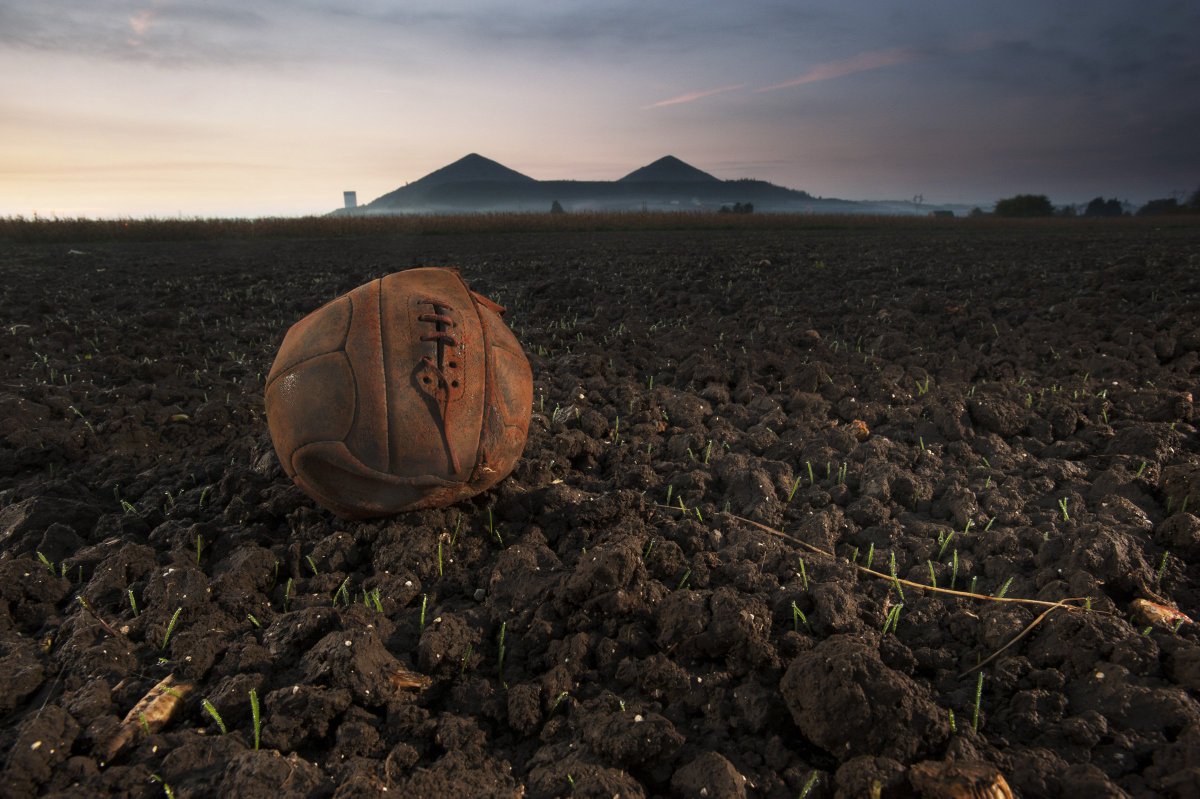 KingsWorcester's tweet photo. Award winning photojournalist @Mike_Sheil is visiting us this week to talk about the #FieldsofBattle – Lands of Peace 14-18 exhibition. He will be bringing the Loos Football - the original football kicked across no man's land during the Battle of Loos in 1915. @KSWHistory https://t.co/m7Gbb74Cjz