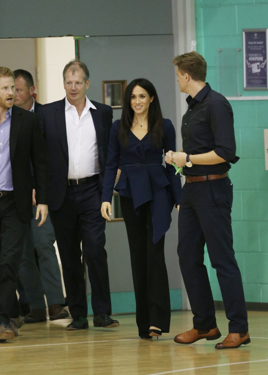 MeghanMaven's tweet image. Meghan, Duchess of Sussex, is wearing a navy Oscar de la Renta top and black Altuzzara trousers 💙 #CoachCore