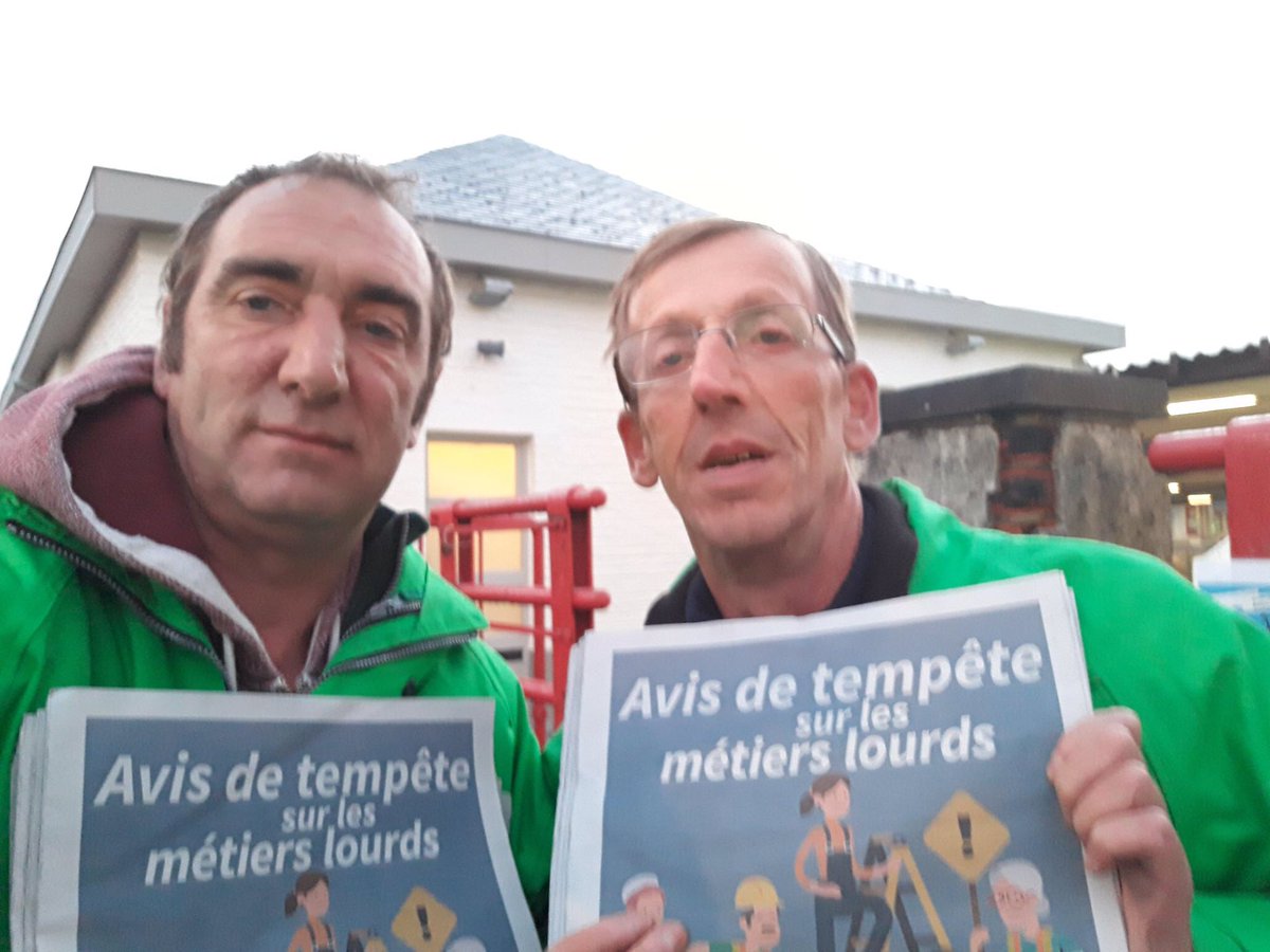 CSCMsll's tweet photo. Poursuite de la sensibilisation sur les #pensions et les métiers pénibles aujourd’hui en gare de Mons et de Braine-Le-Comte et sur le marché de Quaregnon! #CSC #02oct https://t.co/fcUrUmt42W