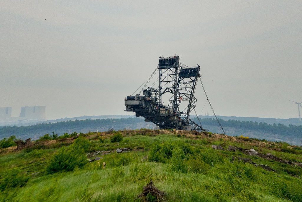 GreenCityeV's tweet photo. Der Konflikt um den #HambacherForst braucht endlich eine politische Lösung! @ArminLaschet muss im Sinne der Bevölkerung handeln und den Wald retten. Weitere Räumungen würden #Klimaschutz dem #RWE-Interesse opfern. #StopptdenWahnsinn #hambibleibt #energiewende Foto: @infozentrale https://t.co/pa2VRQZZxh