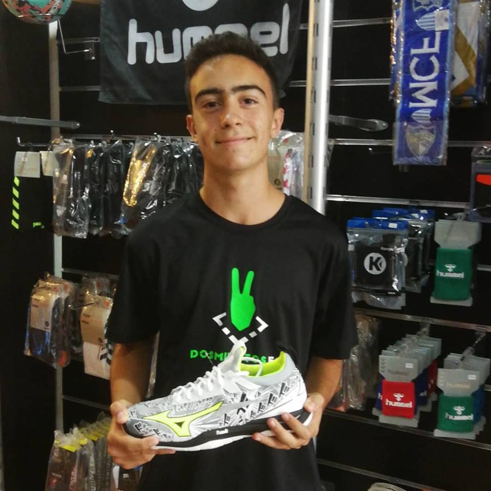 Dosminutosbalon's tweet photo. @richiivp del club #bmpuertosol ya tiene sus nuevas armas las @mizunohandball #wavemirage. Te deseamos mucha suerte en todos tus partidos #dosminutosbalonmano #dosminutoshandballshop #eltemplodelbalonmano
🤾 Haz tu pedido en este link https://t.co/ZMPKYcPEqN https://t.co/GeccUMh5el