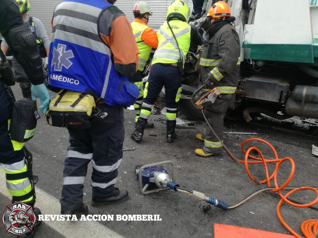 RABCHILE's tweet photo. 🚨Bomberos Quilicura🚨
Ahora #RAB14 y #RAB19 se encuentra en 10-4-4 (Rescate Vehicular en Autopista y/o Carreteras) en Autopista Américo Vespucio Norte esquina Colo Colo.
Unidades: @CBQuilicura
R-3 RX-1
#RAB
#REVISTAACCIONBOMBERIL
#BOMBEROSDECHILE https://t.co/uRncTZiY4S