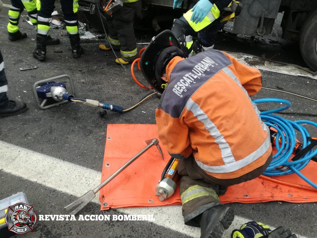 RABCHILE's tweet photo. 🚨Bomberos Quilicura🚨
Ahora #RAB14 y #RAB19 se encuentra en 10-4-4 (Rescate Vehicular en Autopista y/o Carreteras) en Autopista Américo Vespucio Norte esquina Colo Colo.
Unidades: @CBQuilicura
R-3 RX-1
#RAB
#REVISTAACCIONBOMBERIL
#BOMBEROSDECHILE https://t.co/uRncTZiY4S