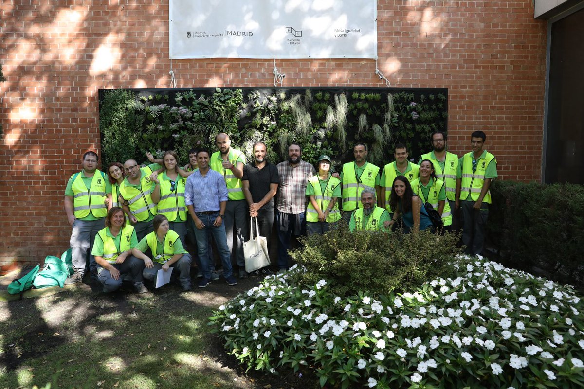 MADRID's tweet photo. 12 personas con discapacidad intelectual forman el Equipo de Actuación Distrital de @JMDFuencarral. Desarrollan proyectos de recuperación ambiental, mantenimiento, mejora y adecuación del entorno urbano. https://t.co/6BjW4hQZzR https://t.co/LtMSe8guZg