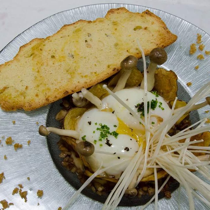 FabioSantanaCM's tweet photo. En #FabioSantana le echamos huevos a la semana
Nuestros #Huevos a baja temperatura, papas y hongos 😋😋
#DiversiónGastronómica #CasaMontesdeoca
#ChefFabioSantana
#ChefAbrahamSantana
Calle Montesdeoca, 10 
#Vegueta #LasPalmasMalaga
Reservas: 📞 828 91 73 94 https://t.co/R6ooLxG2dx