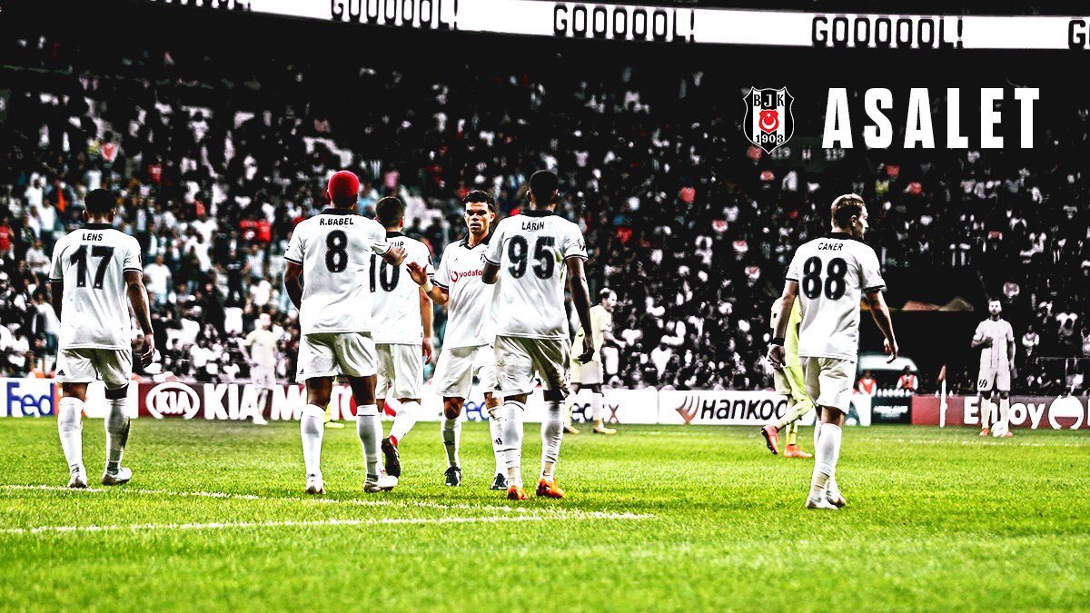 Bu akşam derbide bembeyaz formalarla sahadayız. 3 puan için, galibiyet için, milyonlarca taraftarın için #SaldırBeşiktaş! #Beşiktaş