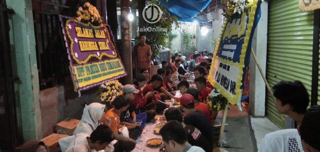 JakOnline's tweet photo. Suasana takziah di rumah alm. Haringga malam ini. #UpdateJO https://t.co/Fr2TvAbQSQ