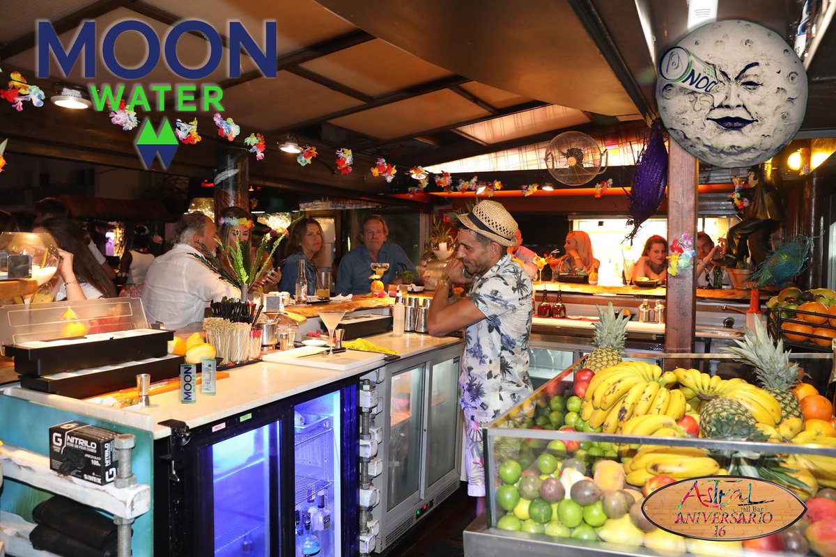 MoonWaterDrink's tweet photo. ¡Extra, extra, esta noche es #LunaLlena! Y lo celebramos con una #FullMoonwaterParty en @astralmarbella en #PuertoBanus.
Y… ¿qué pasa si no estás en #Marbella? 
Estate atento al hilo… que lo celebramos en toda España
#TheSpæcialDrink | #TheHælthyMixer | #Moonwater #4LL https://t.co/AGlPEHAoxA
