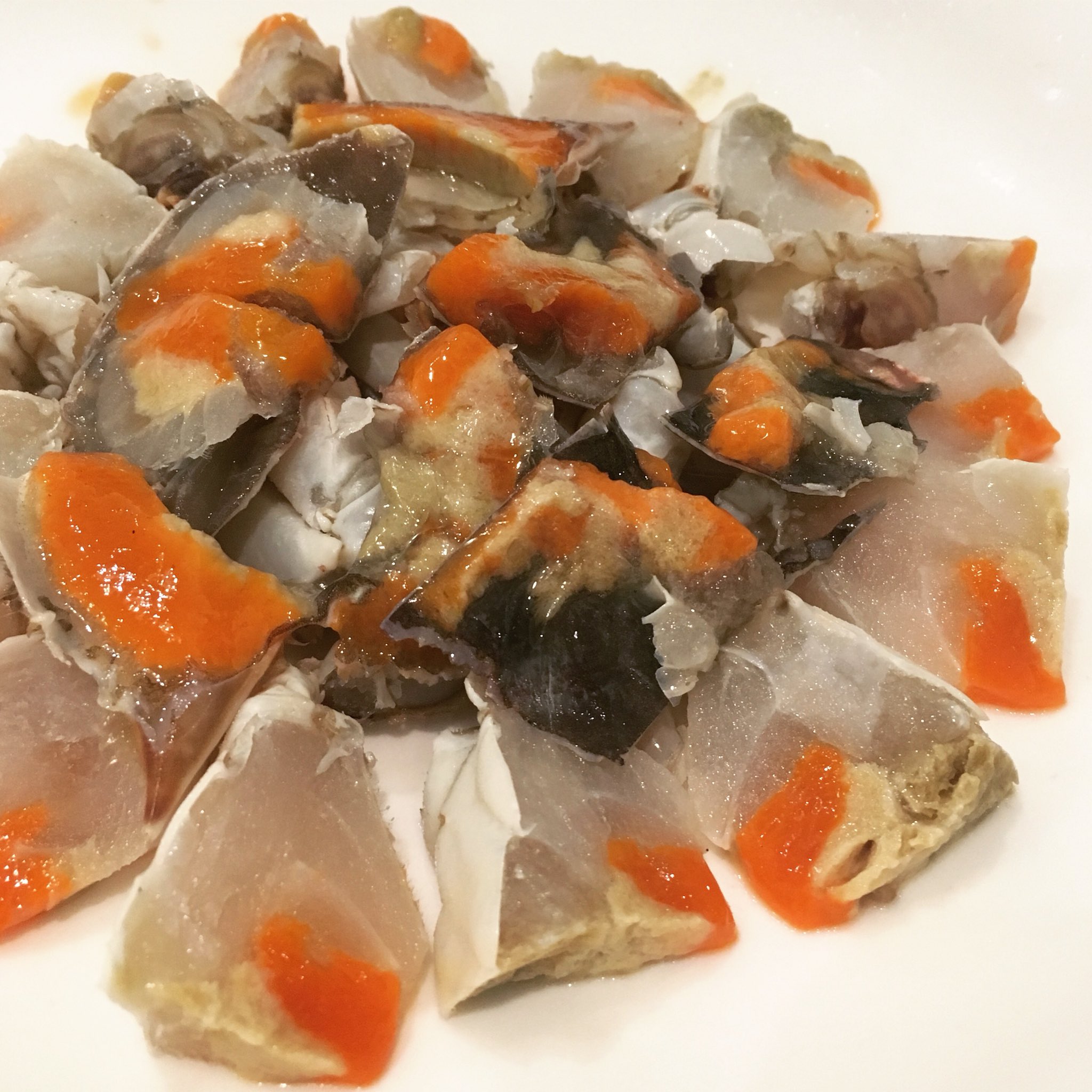 酒徒 しゅと 夕食の前菜は寧波名物 紅膏熗蟹 活きたワタリガニを濃い塩水に半日ほど漬けたものを生のままぶつ切りにして食べる 塩で締まった身はねっちょりとして驚くほど甘い さらに黄色いミソや朱色の内子のとろけるような旨味と言ったら 黄酒が