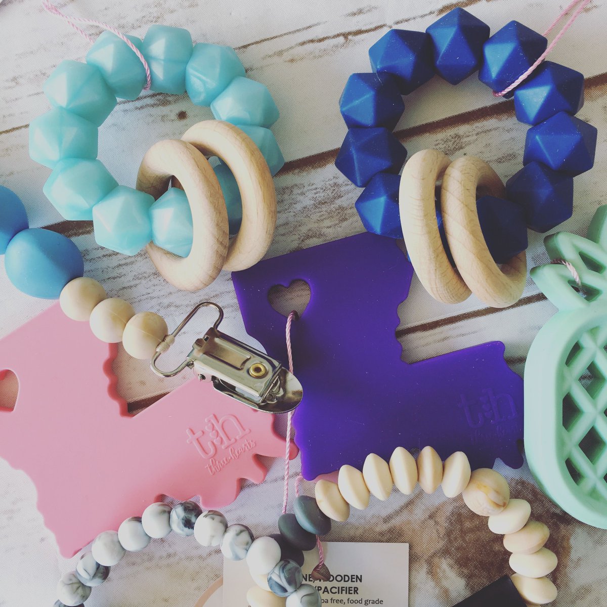 caroline_and_co's tweet image. These baby teethers are both cute and useful! Non-toxic, BPA free, and made out of silicone, these teethers make a perfect baby shower or birthday gift! ✨💕
#carolineandco #giftideas #teethers