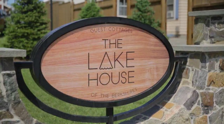 BerkshireLH's tweet image. We LOVED being a part of Kelly and Ryan's wedding this past June and were so excited to see their big day featured on @lovestoriestv! lovestoriestv.com/2018/08/15/kel…