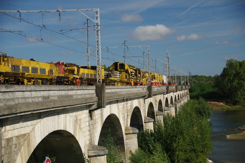Com_IPoleCentre's tweet photo. De Vouvray à Montlouis, la coupe enjambe la Loire. GOP 2018 en région centre. https://t.co/qk4clXRFd2