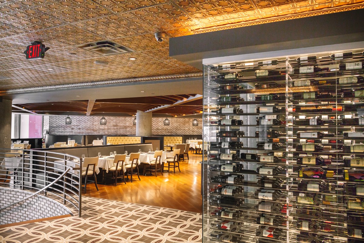 CapitolConstruc's tweet image. Need to impress someone with a new restaurant?!  Try Tony's Steak &amp;amp; Seafood, now open in @IndyDT. It's gorgeous!  facebook.com/pg/CapitolCons…