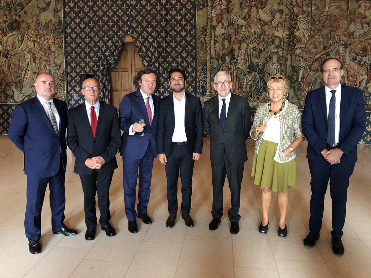 Une belle et intéressante initiative !
Un billet de visite jumelée entre le #PalaisDuTau et les caves @Taittinger_FR
Signature de la convention entre messieurs <a href="/PBelaval/">Papo Belaval</a> président du <a href="/leCMN/">le CMN</a> et Pierre-Emmanuel #Taittinger
Une valorisation collective du patrimoine champenois !