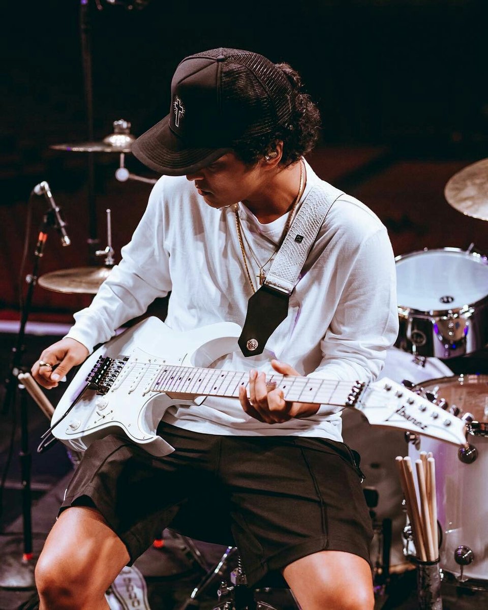 EgaAjeng's tweet photo. He's trying to kill me.. 😭😍❤ @Brunomars https://t.co/YsRqwvW7VY
