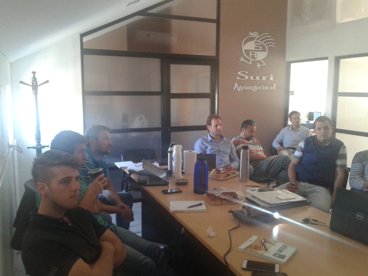 sumitomochem_ar's tweet photo. Durante septiembre estuvimos con charlas técnicas y comerciales de #ZethaMaxx a nuestros distribuidores. Despejamos dudas e intercambiamos conocimiento respecto a problemáticas vigentes en cada zona. Gracias Ser Agro, El Álamo SRL, Leones de Bleek, Suri Agronegocios, @Agrokomkawa https://t.co/U9NS93PJaB