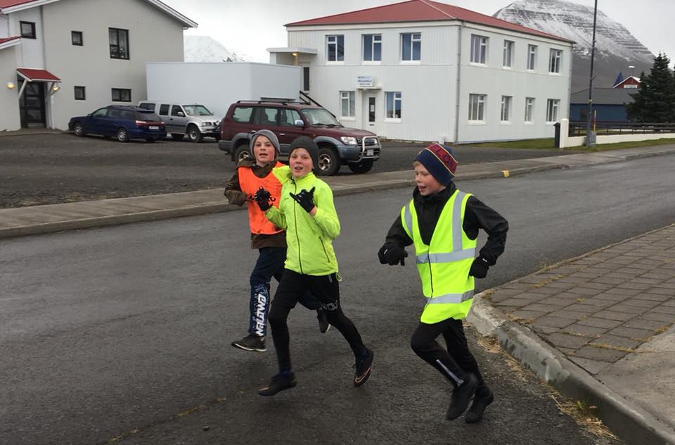 grskav's tweet photo. Í dag tóku nemendur á Hofsósi þátt í Ólympíuhlaupi ÍSÍ (gamla Norrænaskólahlaupið). Hlupu nemendur samtals 237,5 km. Frábærlega gert hjá þeim, því óhætt er að segja að vindar hafi blásið og aðstæður verið erfiðar. #menntaspjall https://t.co/QrDm9nAp8L