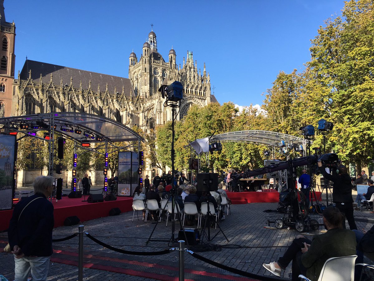 #tijdvoormax onder de klokken van de Sint Jan in zonnig <a href="/shertogenbosch/">'s-Hertogenbosch</a> .We hadden best mee wilen praten😀