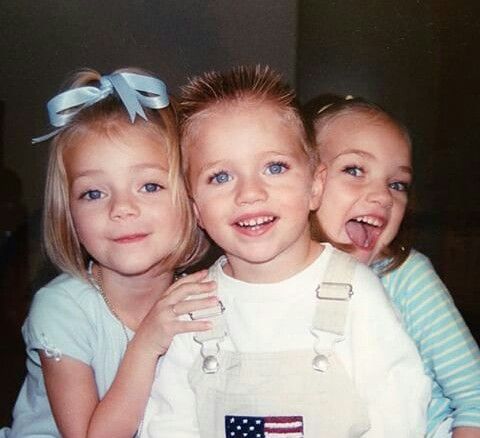 jonas_rpg's tweet image. ∆Manoa Smithfield 
&quot; Qui ne peut pas succomber au charme de ce petit blondinet. Et Pourtant il est très solitaire dans sa vie &quot; c&apos;est pour ça, qu&apos;il profite de la vie à fond. Peut-être qu&apos;il trouvera son amour. Dans le meilleur camp de vacances de l&apos;été. &quot;
 Osez approchez manoa