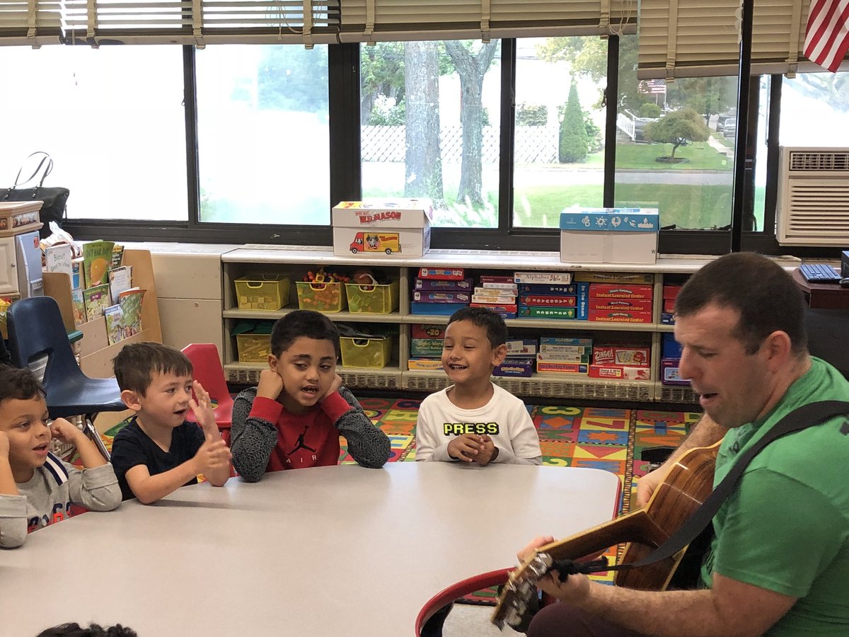 LindenhurstUFSD's tweet photo. Students of #DanielStreetES enjoyed a visit from Mr. Matt “The Turtle Man” Mazur who shared the #TurtleDanceMusic program with them. @Mr_Matt_TDM #LUFSD #LookAtLindy https://t.co/9vdyqoyaYt