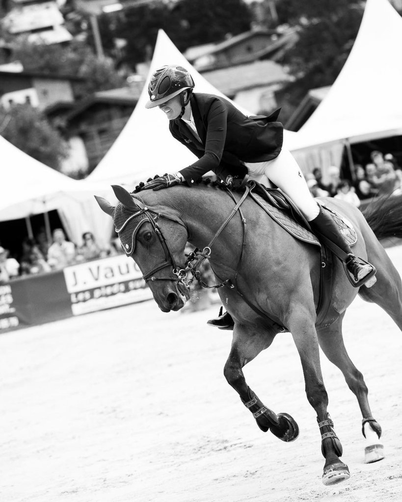 The difference between try and triumph is a little 'UMPH'! 🙌🏼
#ogilvyequestrian
#Repost @la_tuiliere

@jumpingdemegeve
📸 @jessik_r