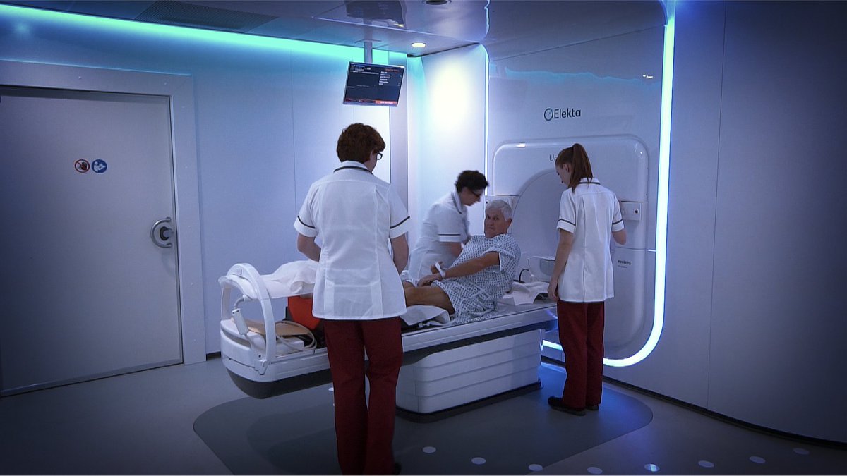 First patient in UK is treated in pioneering new radiotherapy machine <a href="/royalmarsdenNHS/">The Royal Marsden NHS Foundation Trust</a> <a href="/ICR_London/">The ICR</a> - the MR Linac offers hope of more cures and fewer side effects - my exclusive report on #BBCNewsSix  #BBCNewsTen