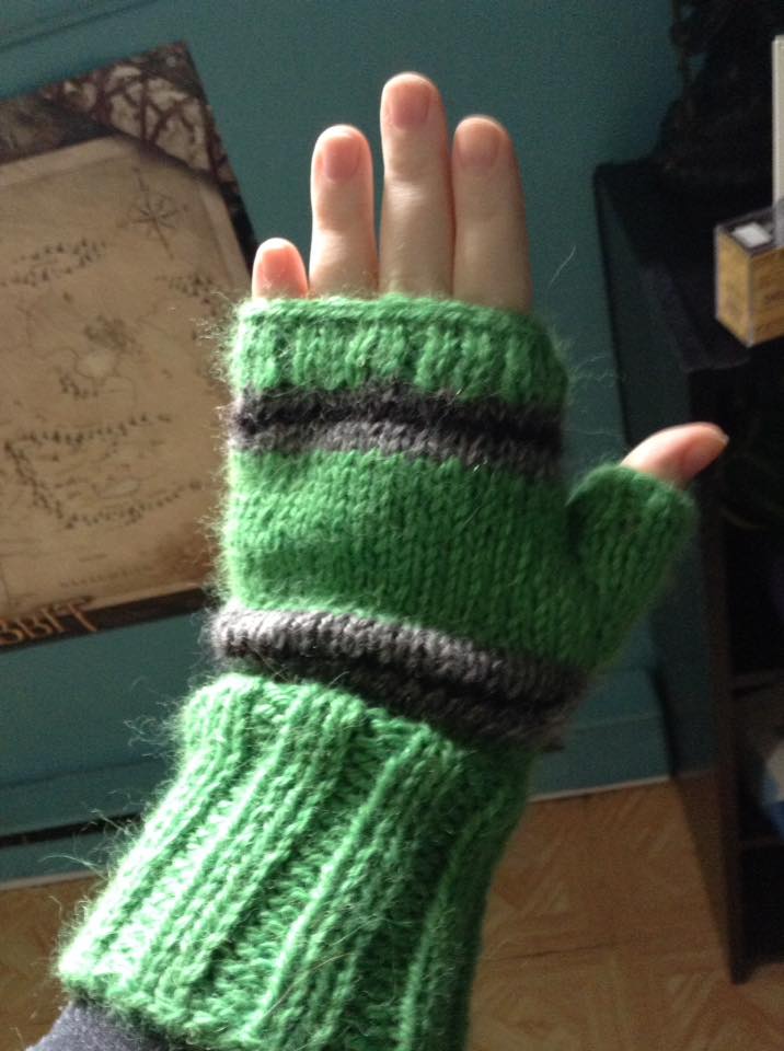 jennybeanses's tweet image. When your bestest friend learns to knit and remembers how cold your #Slytherin hands get on the quidditch pitch in the fall because snakes are cold-blooded people, ya&apos;ll. I love them so much. They&apos;re so soft and made of alpacas. #slytherinpride #nerdcraft #alpacayarn #knitting