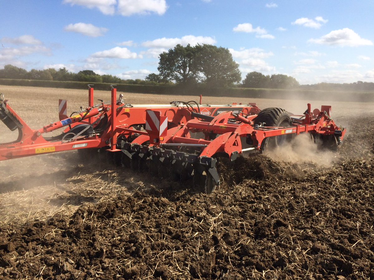 BenBurgessAg's tweet photo. Out and about on demo with the John Deere 8400 & KUHN 4 metre Performer #DoMoreGuaranteed #BeStrongBeKuhn #JohnDeere #KUHN https://t.co/8WzgkdYQfH