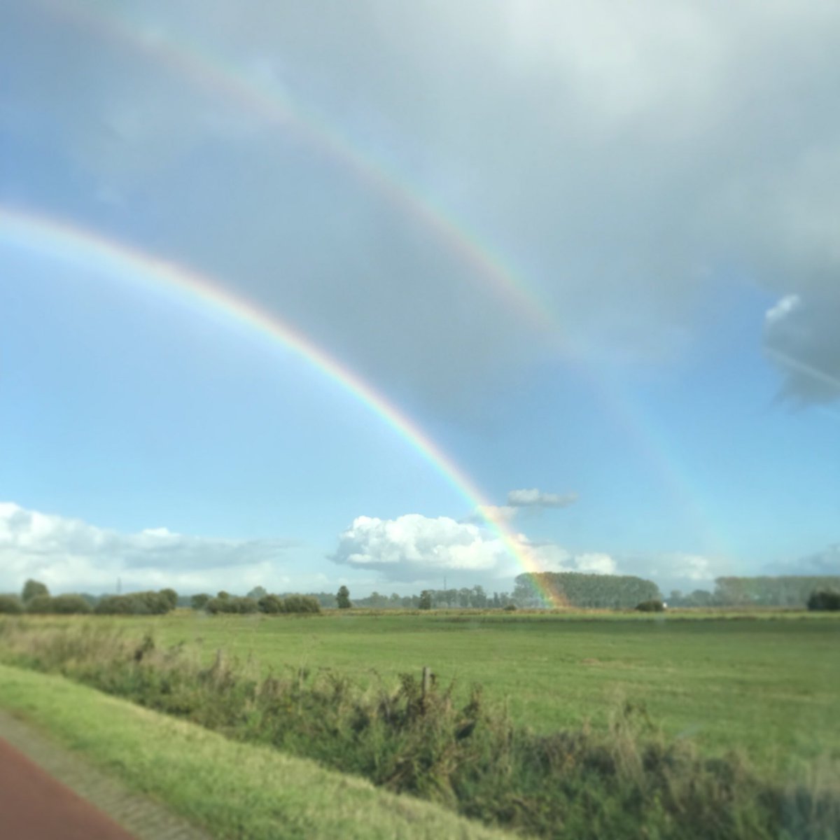 Dubbele regenboog in het Binnenveld.. staat daar die pot met goud? <a href="/MeteoGroupWeer/">meteogroupweer</a>