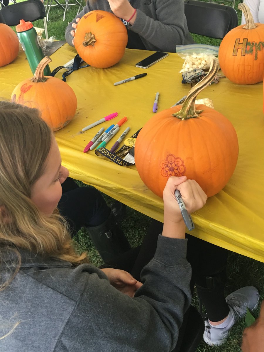 Canisius_Univ's tweet photo. This weekend students enjoyed some nice early semester fun at Fall Fest thanks to the Student Programming Board. Activities included pumpkin decorating, bobbing for donuts, zip lining, henna tattoos and more: https://t.co/o8JGgYcpZ1