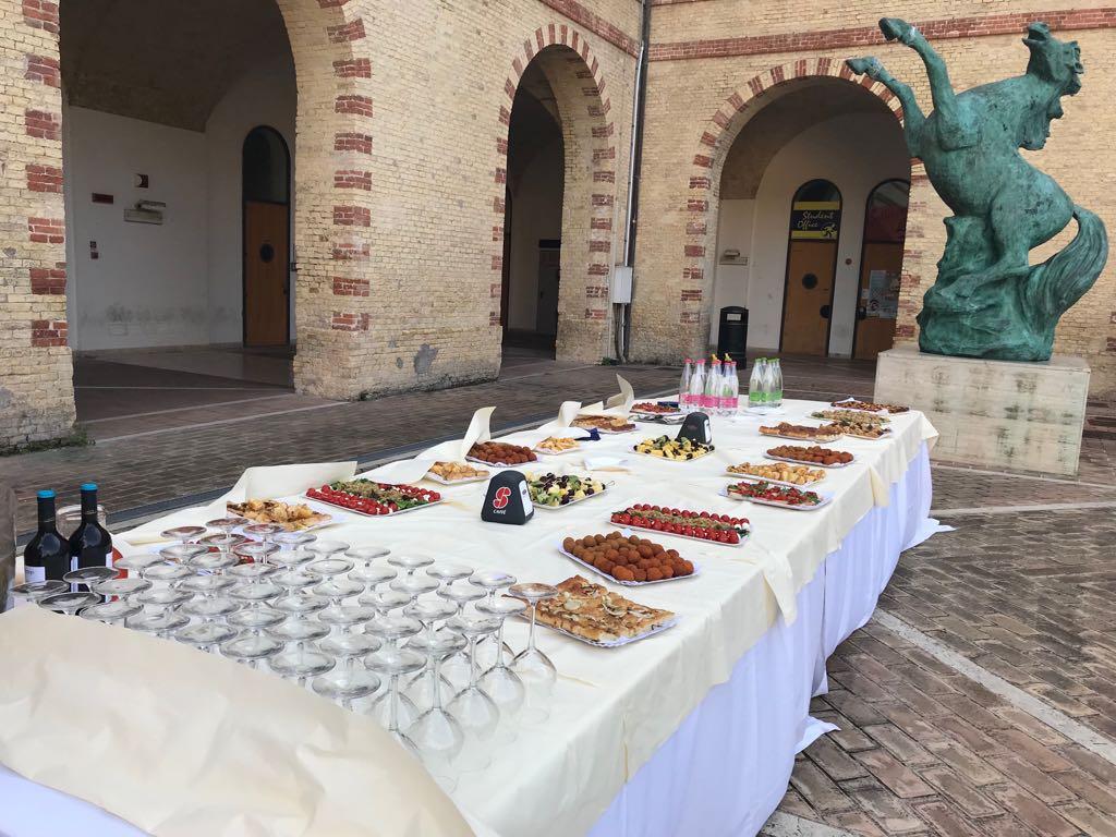 Congredior_'s tweet photo. Poniamo molta attenzione alla #qualità del servizio #catering negli eventi che organizziamo, avvalendoci di #fornitori fidati, che sono per noi una vera e propria garanzia! 
Qui  alcune foto “da leccarsi i baffi”👇😍 https://t.co/QyVxE8AdxV