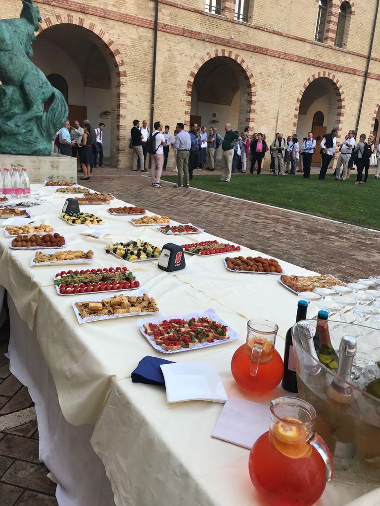 Congredior_'s tweet photo. Poniamo molta attenzione alla #qualità del servizio #catering negli eventi che organizziamo, avvalendoci di #fornitori fidati, che sono per noi una vera e propria garanzia! 
Qui  alcune foto “da leccarsi i baffi”👇😍 https://t.co/QyVxE8AdxV