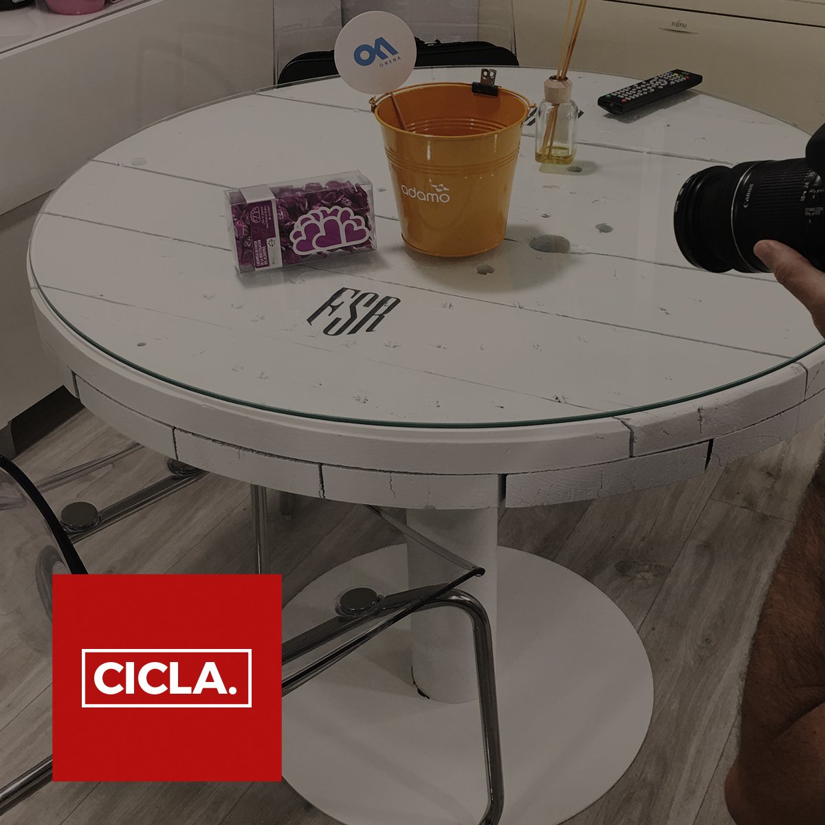 Cicla_TW's tweet photo. Ver una foto del presente y recordar momentos, gracias @CorreduriaFSRpor tener una mesa #CICLA en el despacho, por dar vida, por vuestro corazón. Y sobre ella #CaramelosdelAlzheimer de @elcaserio_, otra empresa que también nos tiene :) https://t.co/GLza0QHO7w