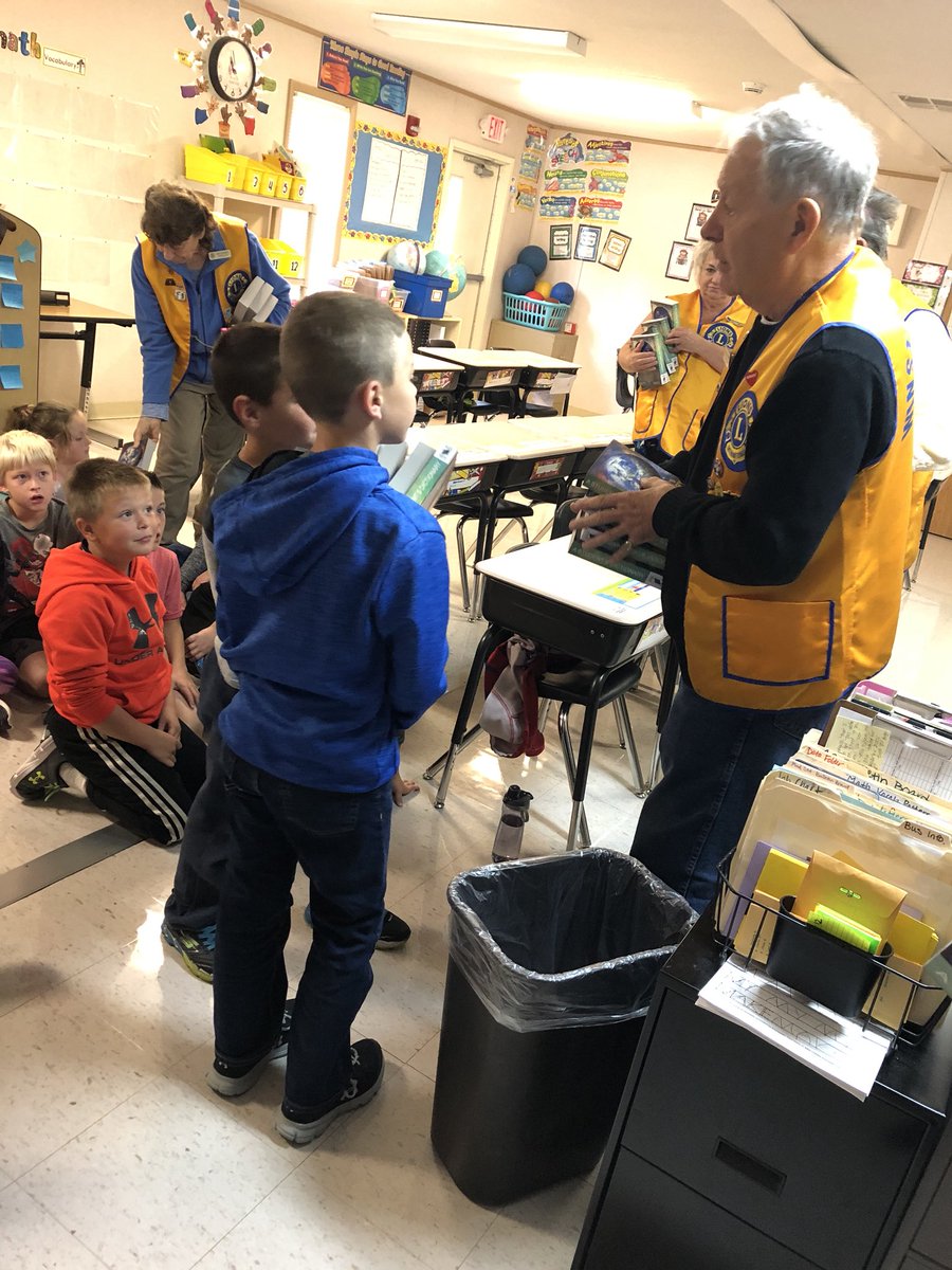 MrsLaMottGrade3's tweet photo. The Winsted Lions Club donated dictionaries to all our 3rd graders today! #hlwwlakers #hlww #lionsclub #dictionaries #thankyou https://t.co/UDApCOJtDs