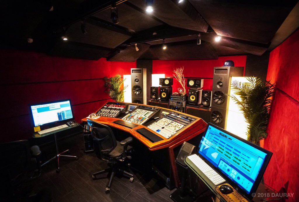 Here is a really cool photo of @howiethemaster 's mixing studio.  We helped treat this room by adding our ceiling clouds. Thanks Howie!
#mastering #music #studio #music #recording #acoustic #sound #panels #losangeles #california