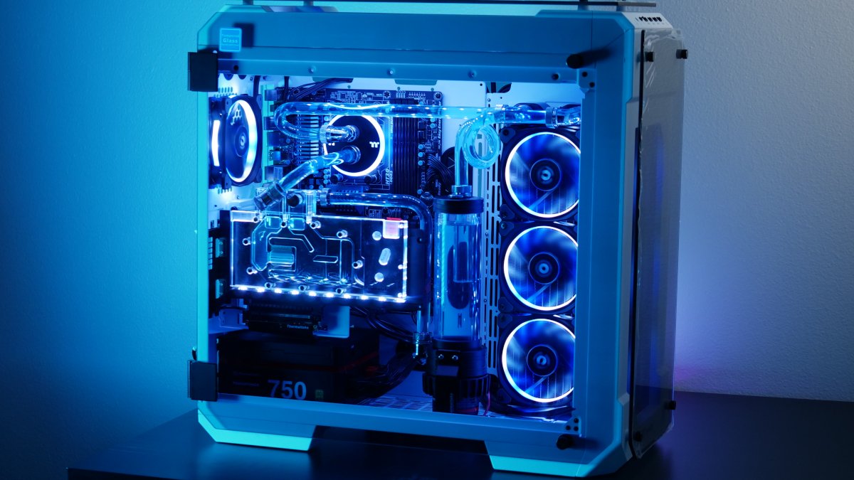 Thermaltake_na's tweet image. Don't care for RGB? Build a clean looking PC without the rainbow unicorn with our View 71 Snow edition! 5" TG panels, unrivaled support for cooling, and a fully modular chassis design give you a case that will look amazing in any setup.

Shop Now: bit.ly/2PULTdG