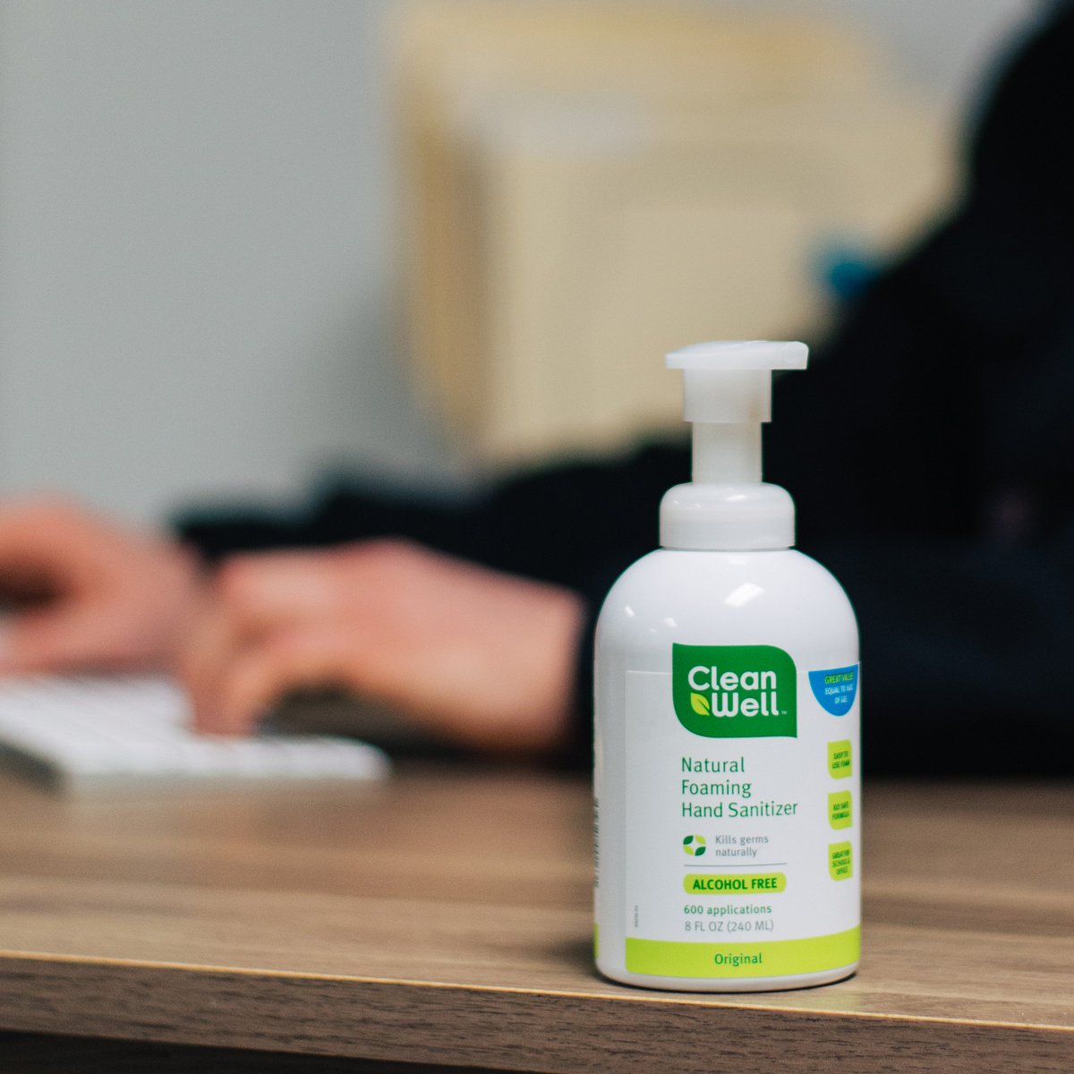 Your desk may or may not be messy, but it could be dirty. Our Foaming Hand Sanitizer kills germs without the use of harsh chemicals or alcohol.
.
.
.
#hands #disinfect #botanical #germfree #killsgerms #noalcohol #desk #cleanwell #powerofnature #goodhabits #work #computer https://t.co/4j1bSSgqZz