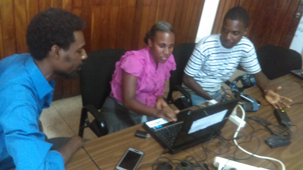 Photos d'équipe II des mappers de l'#ActionOsmHaiti2018 en #edit les données du #surveys avec @osmandapp @osmtracker @mapillary et #GPS à #peguyville Nord (#PortAuPrince #Ayiti #Haiti); @sotmfr @OSM_FR #OSM @XavTardieu #map4ht  @nicolas_chavent @sev_osm