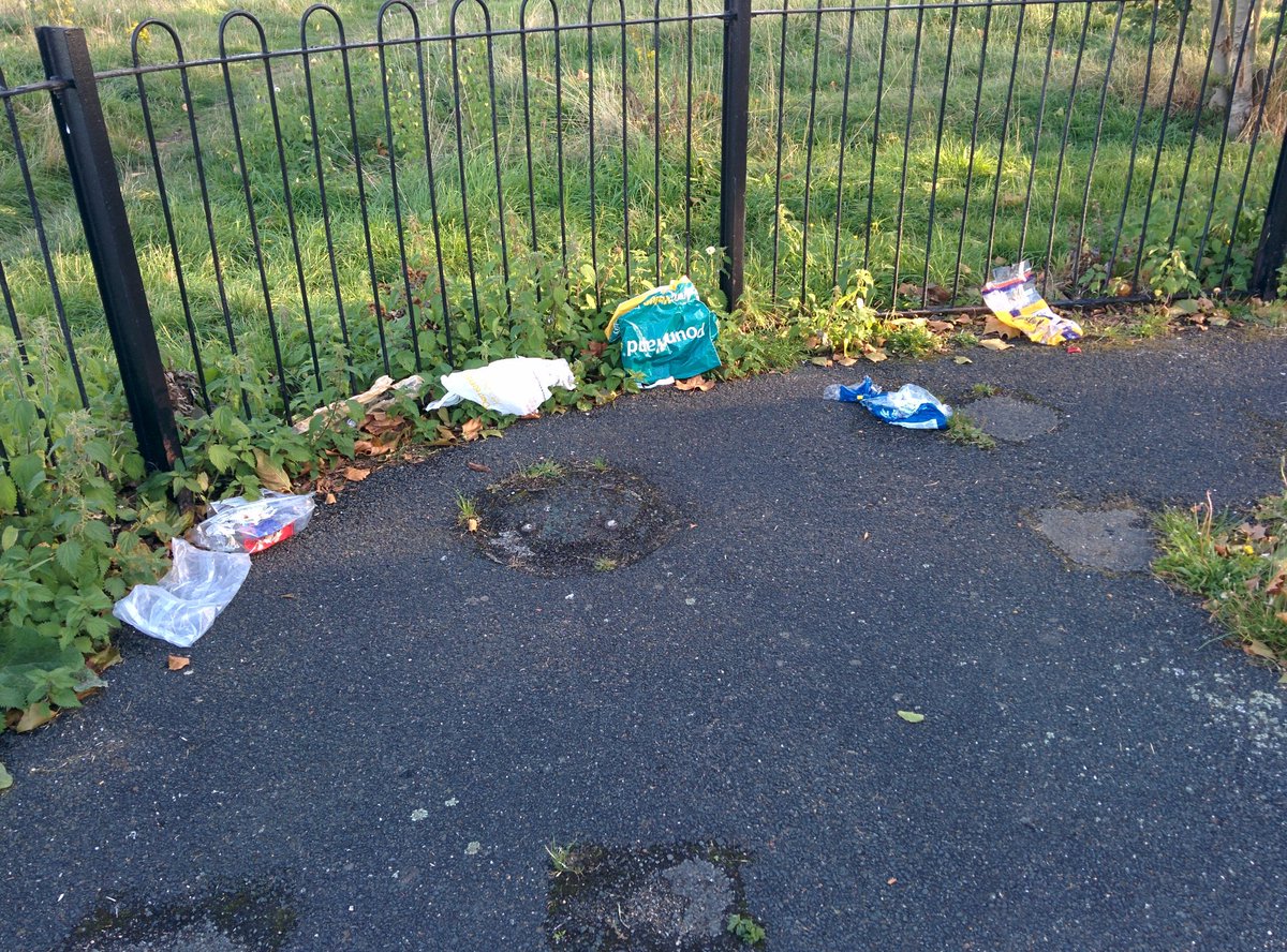 ally_mintz's tweet photo. @CannHallCllrs @SuzHu @wfcouncil @EccentricLDNer today at the playground 😥 https://t.co/SUNsUFH7rR