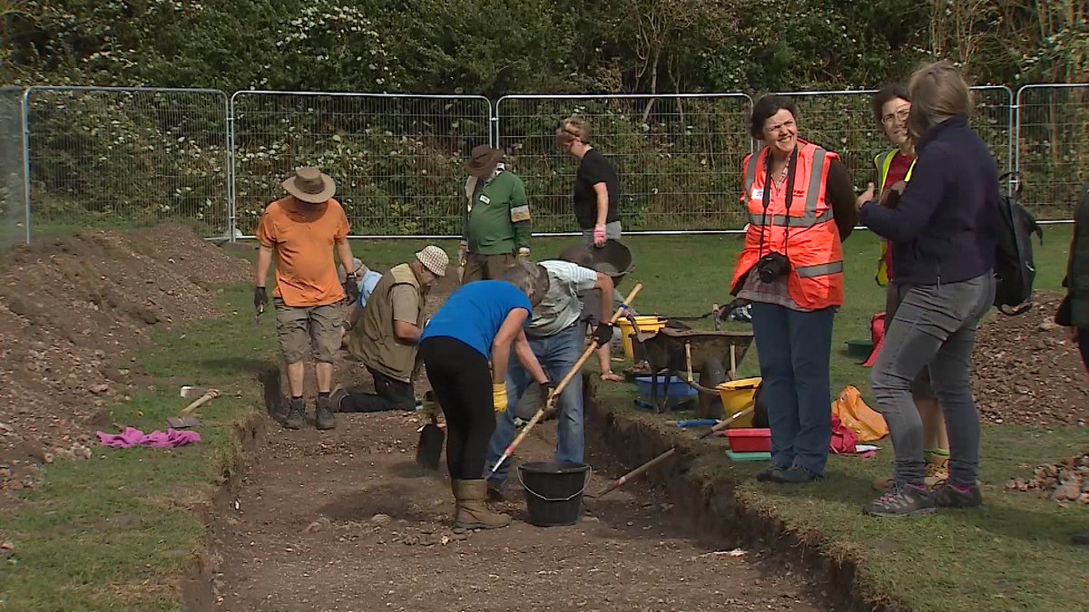 itvanglia's tweet photo. Digging up the buried treasures of one Suffolk town https://t.co/WV1a8o4Kox https://t.co/Mqq4ZZlGeO
