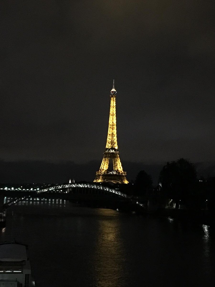 SII_UK's tweet photo. Sam & Dominik crossed the pond to say hello to the team in Paris 🇫🇷, we will miss the view from the meeting room. Au revoir & thank you for the hospitality @GroupeSII #Views #Greatplacetowork2018 #TeamWorkMakesTheDreamWork https://t.co/LqHjKs3niW